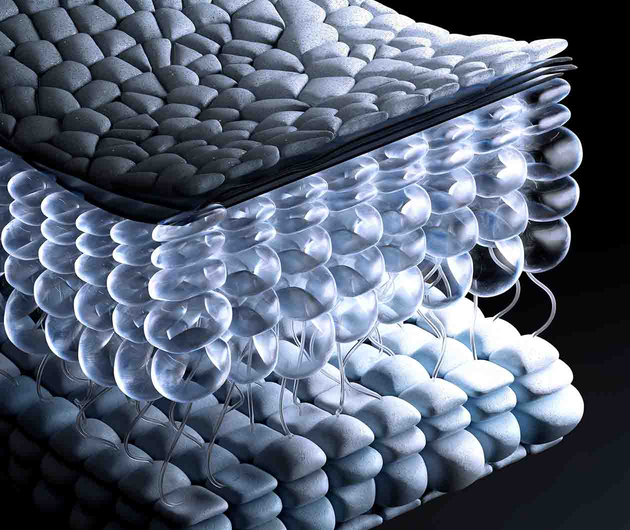 Nahaufnahme Mann schaut zur Kamera